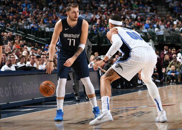  东契奇超神三分绝杀独行侠险胜勇士