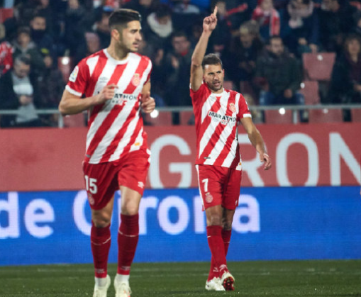  弗赖堡黑马姿态稳居前四，防守反击成制胜法宝  